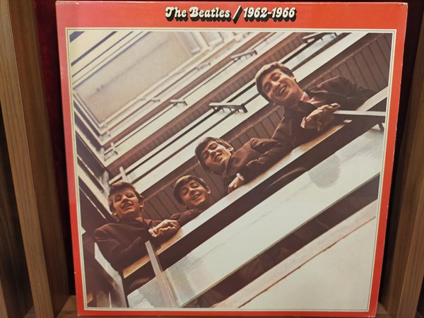 THE BEATLES - RED ALBUM (1962/1966)